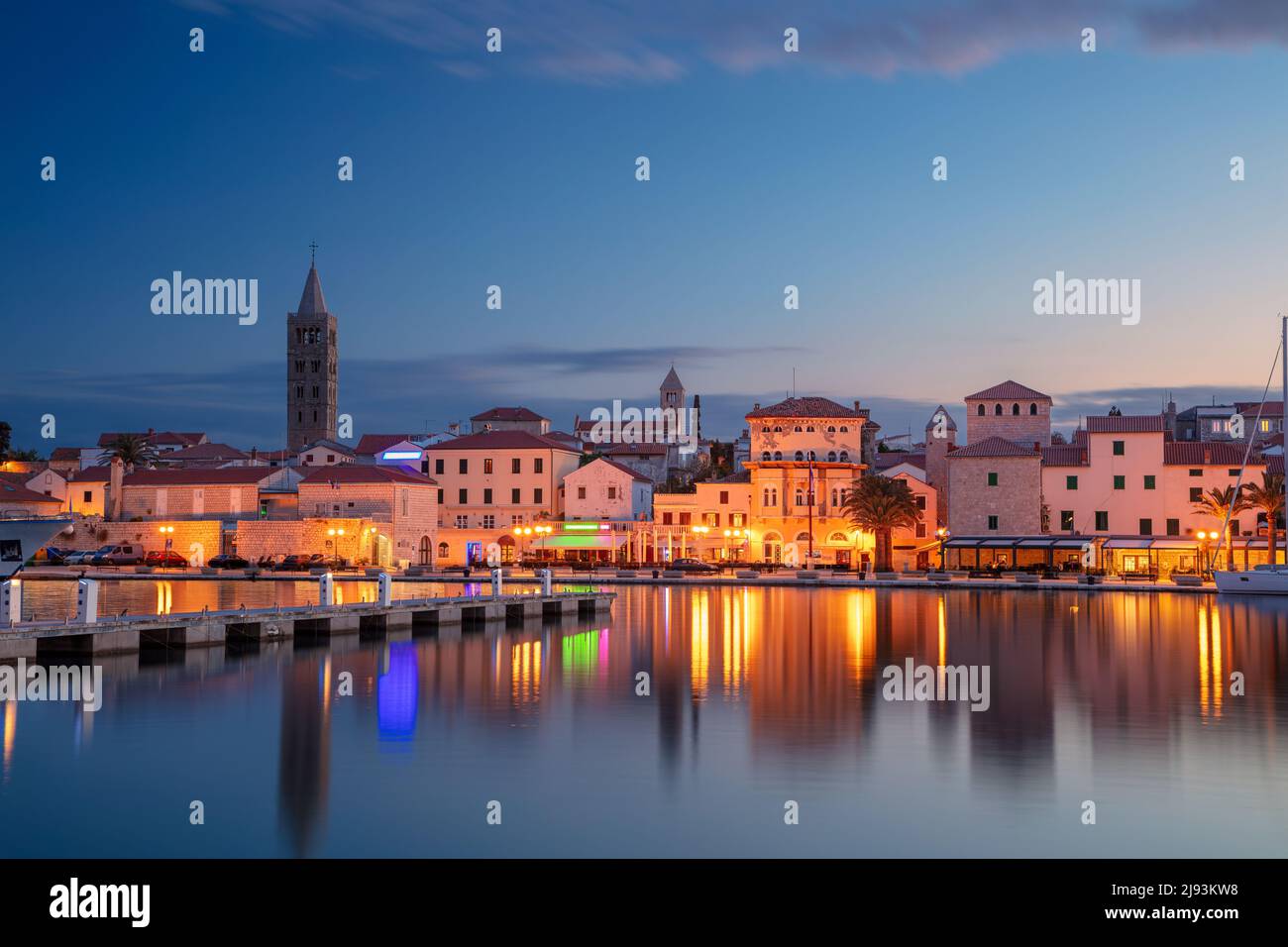 Rab, isola di Rab, Croazia. Immagine del paesaggio urbano dell'iconico villaggio di Rab, Croazia situato sull'isola di Rab al tramonto. Foto Stock