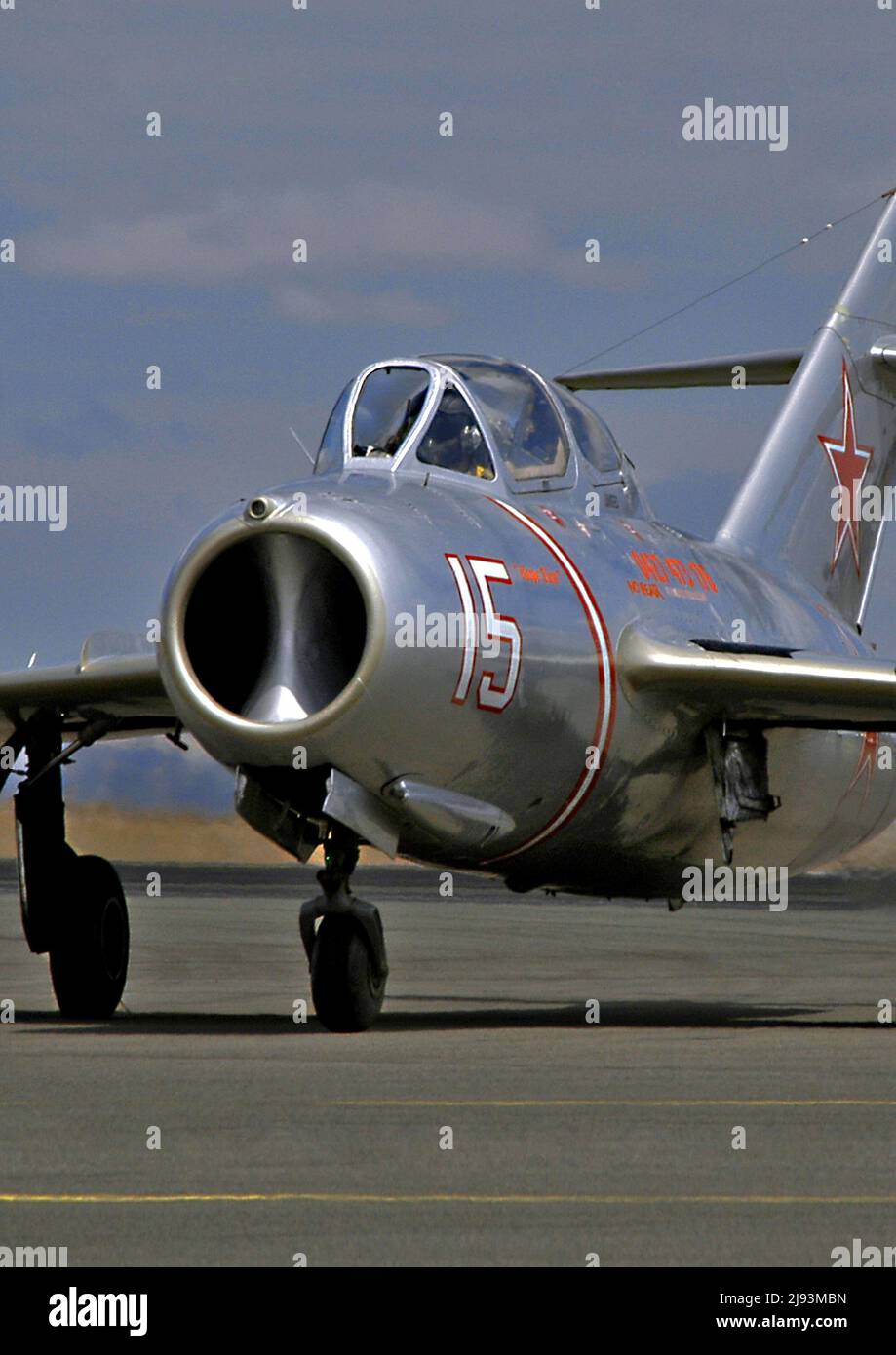 Una vista in testa ritratto di un russo a due posti Mig 15 taxiing. Foto Stock