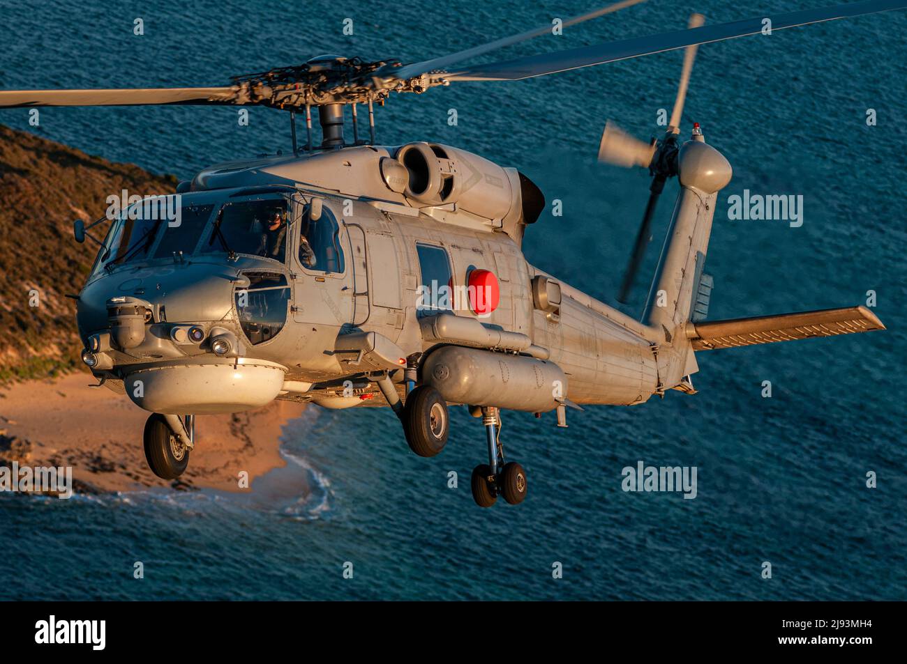 Vista aerea di un elicottero Sikorski S70-B Seahawk che si banca su un'isola Foto Stock