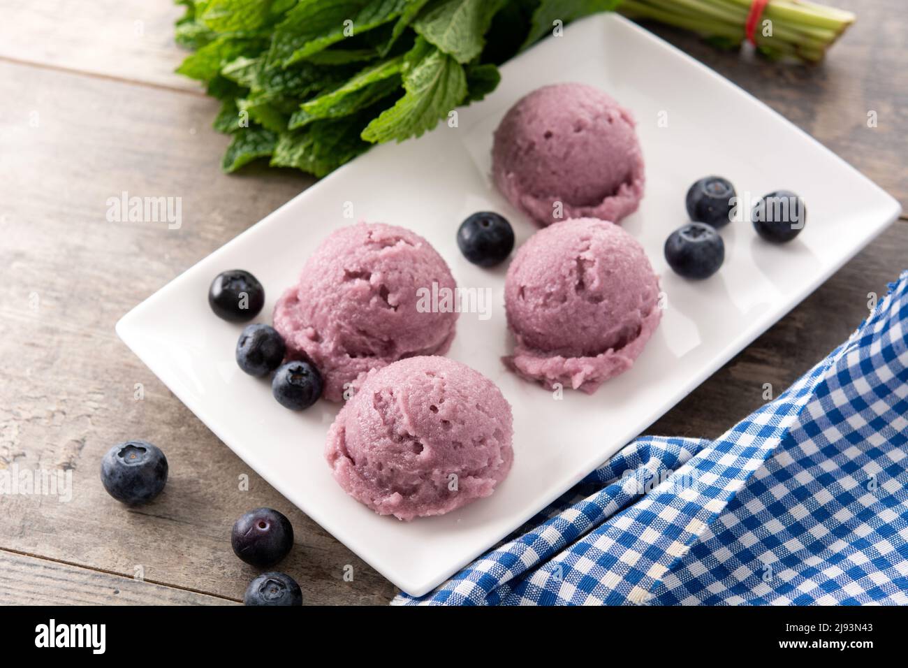 Misurini per gelato al mirtillo su tavola di legno Foto Stock