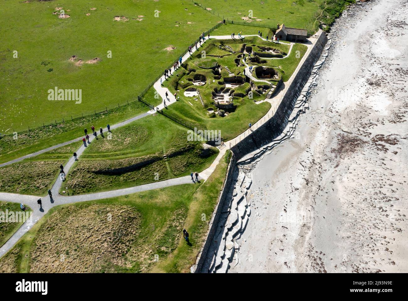 Vista aerea dell'insediamento neolitico di Skara Brae, Baia di Skaill, Orkney West Mainland, Isole Orkney. Foto Stock