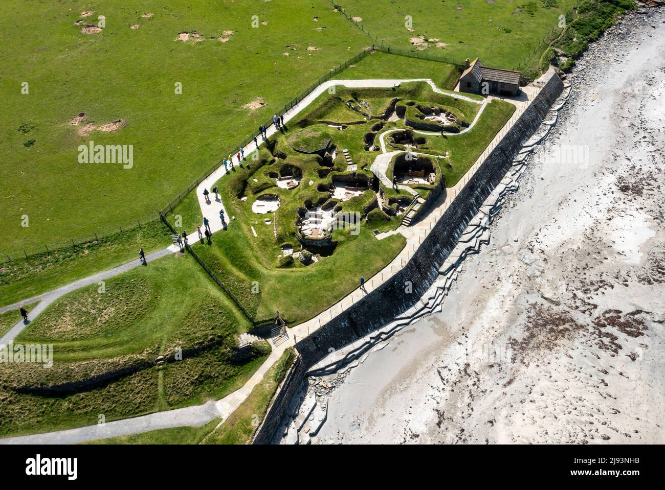 Vista aerea dell'insediamento neolitico di Skara Brae, Baia di Skaill, Orkney West Mainland, Isole Orkney. Foto Stock