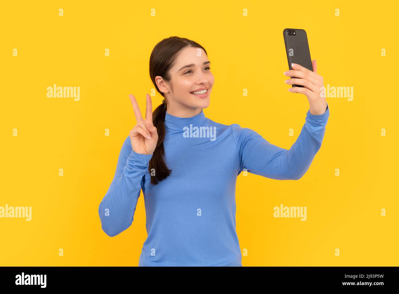 videochiama online. vlog con cellulare. pace. donna d'affari che fa selfie. Foto Stock