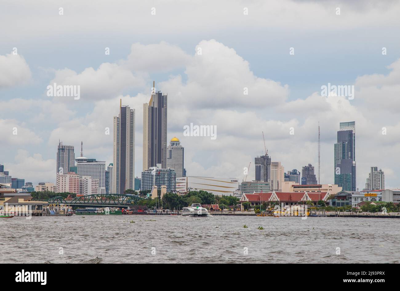 Il fiume Chaophraya e il paesaggio urbano di Bangkok Thailandia Sud-est asiatico Foto Stock