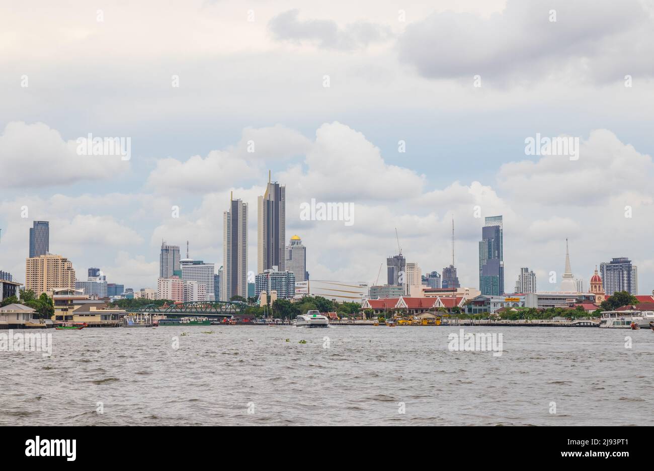 Il fiume Chaophraya e il paesaggio urbano di Bangkok Thailandia Sud-est asiatico Foto Stock