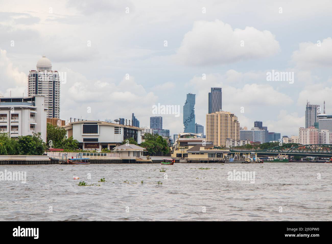 Il fiume Chaophraya e il paesaggio urbano di Bangkok Thailandia Sud-est asiatico Foto Stock