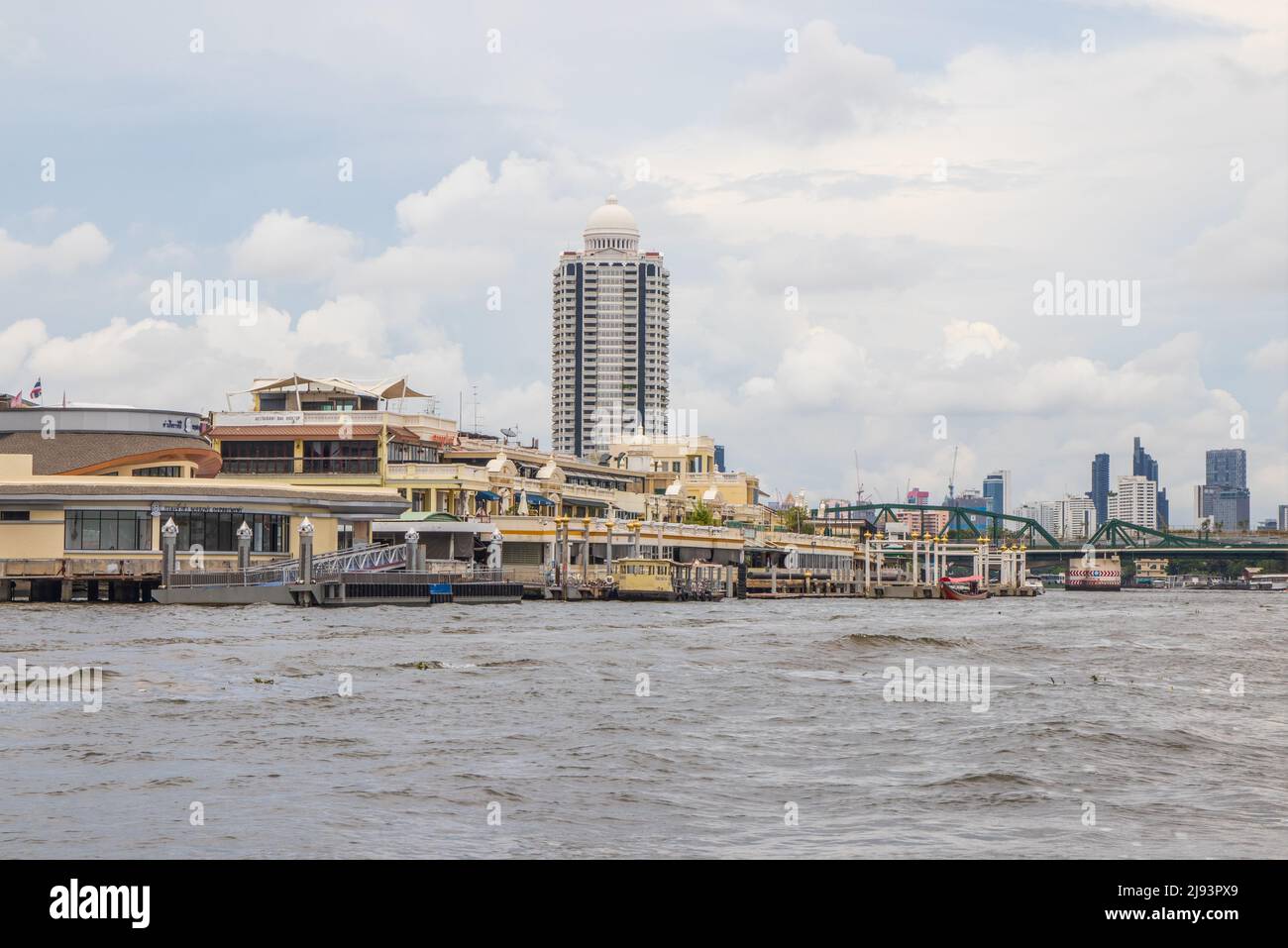 Il fiume Chaophraya e il paesaggio urbano di Bangkok Thailandia Sud-est asiatico Foto Stock
