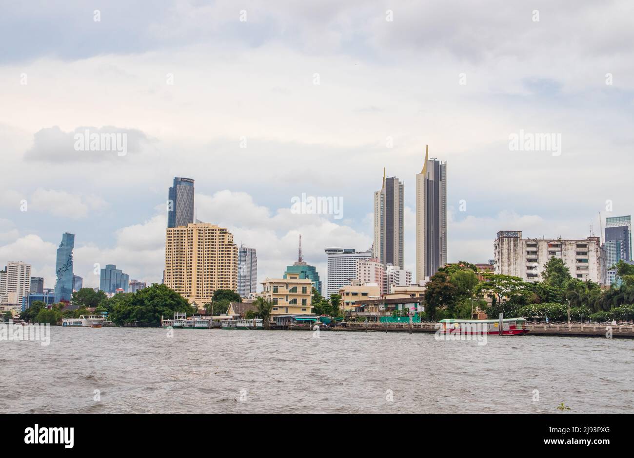 Il fiume Chaophraya e il paesaggio urbano di Bangkok Thailandia Sud-est asiatico Foto Stock