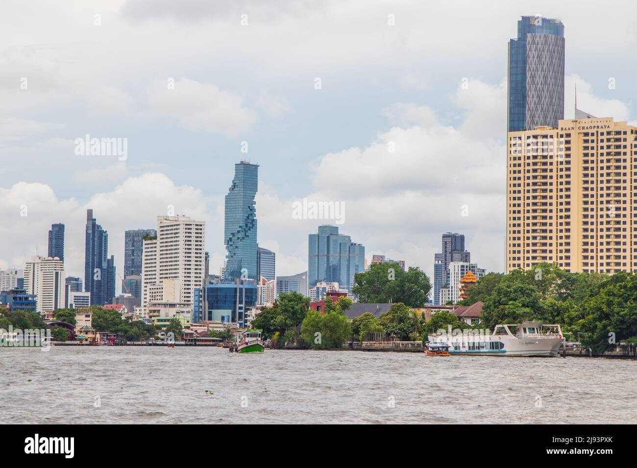 Il fiume Chaophraya e il paesaggio urbano di Bangkok Thailandia Sud-est asiatico Foto Stock