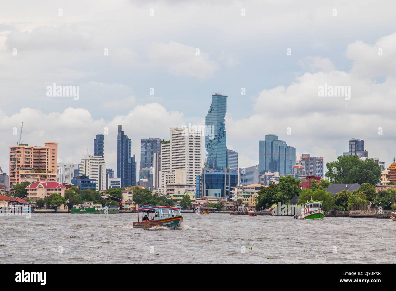 Il fiume Chaophraya e il paesaggio urbano di Bangkok Thailandia Sud-est asiatico Foto Stock