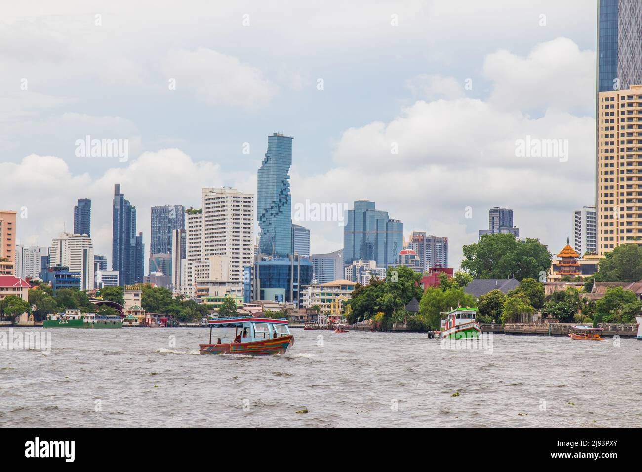 Il fiume Chaophraya e il paesaggio urbano di Bangkok Thailandia Sud-est asiatico Foto Stock