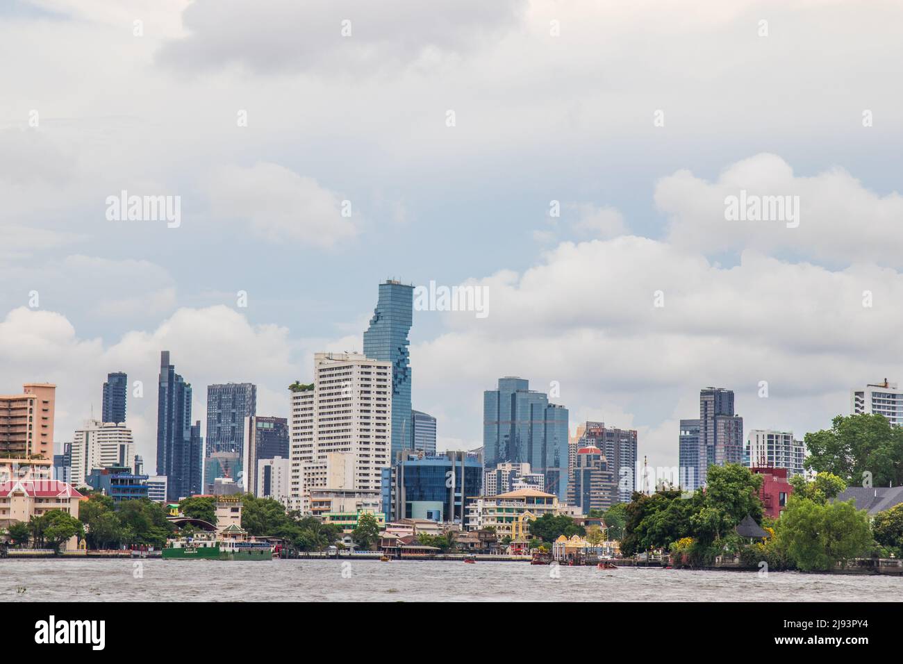 Il fiume Chaophraya e il paesaggio urbano di Bangkok Thailandia Sud-est asiatico Foto Stock