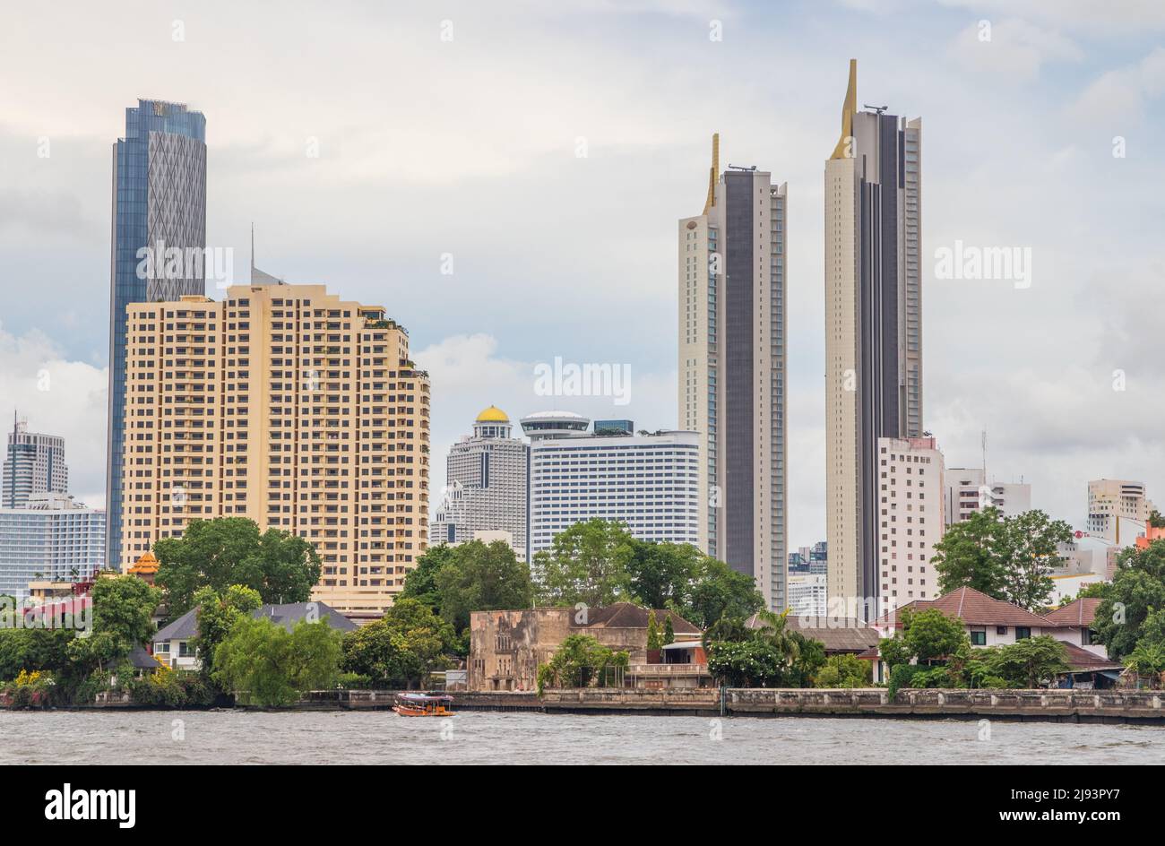 Il fiume Chaophraya e il paesaggio urbano di Bangkok Thailandia Sud-est asiatico Foto Stock