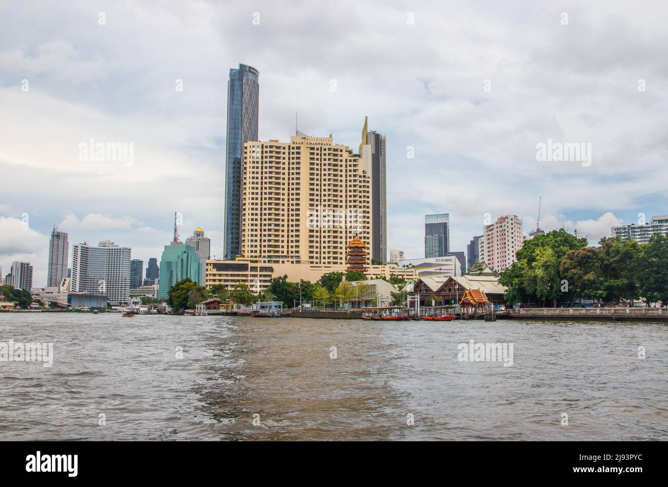 Il fiume Chaophraya e il paesaggio urbano di Bangkok Thailandia Sud-est asiatico Foto Stock