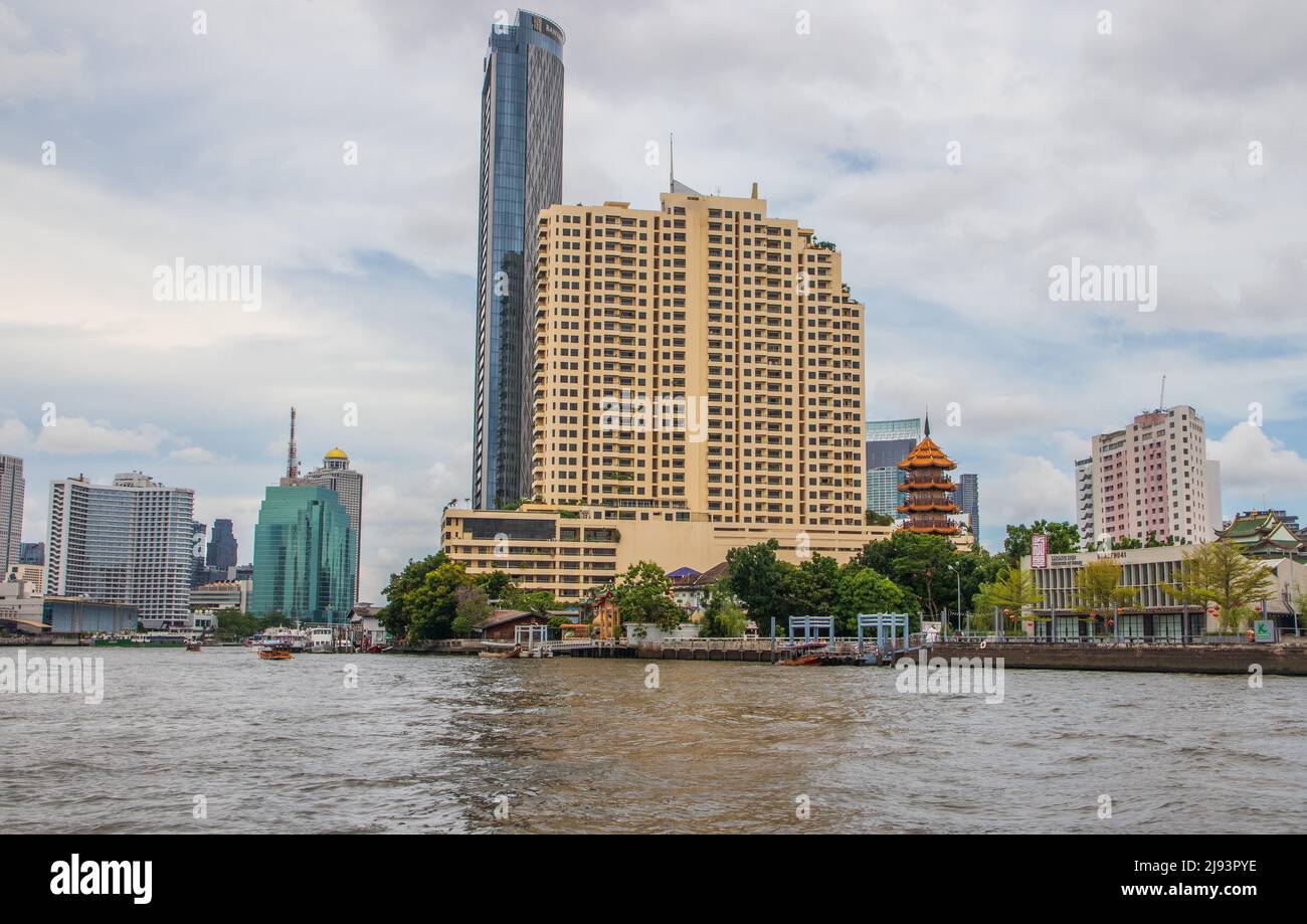 Il fiume Chaophraya e il paesaggio urbano di Bangkok Thailandia Sud-est asiatico Foto Stock