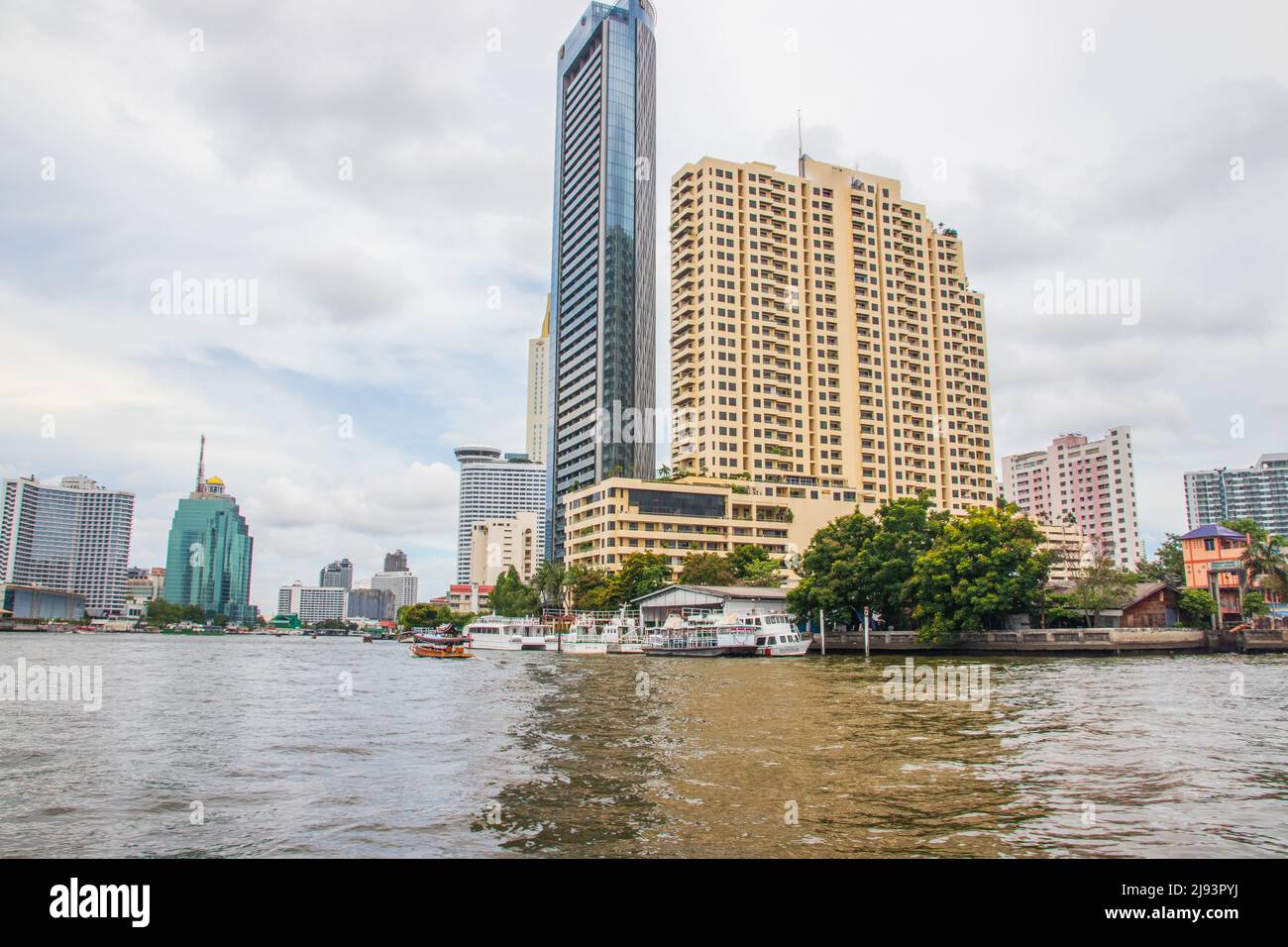 Il fiume Chaophraya e il paesaggio urbano di Bangkok Thailandia Sud-est asiatico Foto Stock