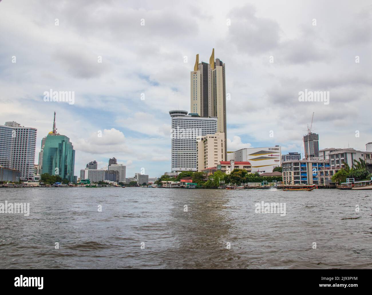 Il fiume Chaophraya e il paesaggio urbano di Bangkok Thailandia Sud-est asiatico Foto Stock