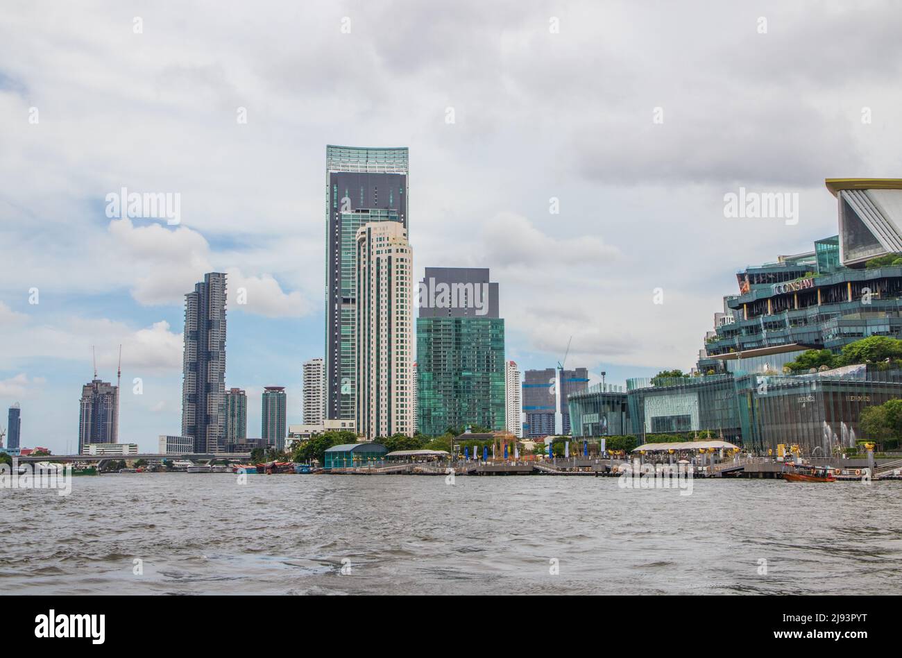 Il fiume Chaophraya e il paesaggio urbano di Bangkok Thailandia Sud-est asiatico Foto Stock