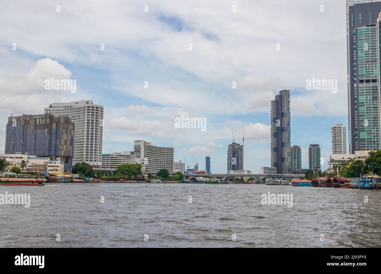 Il fiume Chaophraya e il paesaggio urbano di Bangkok Thailandia Sud-est asiatico Foto Stock