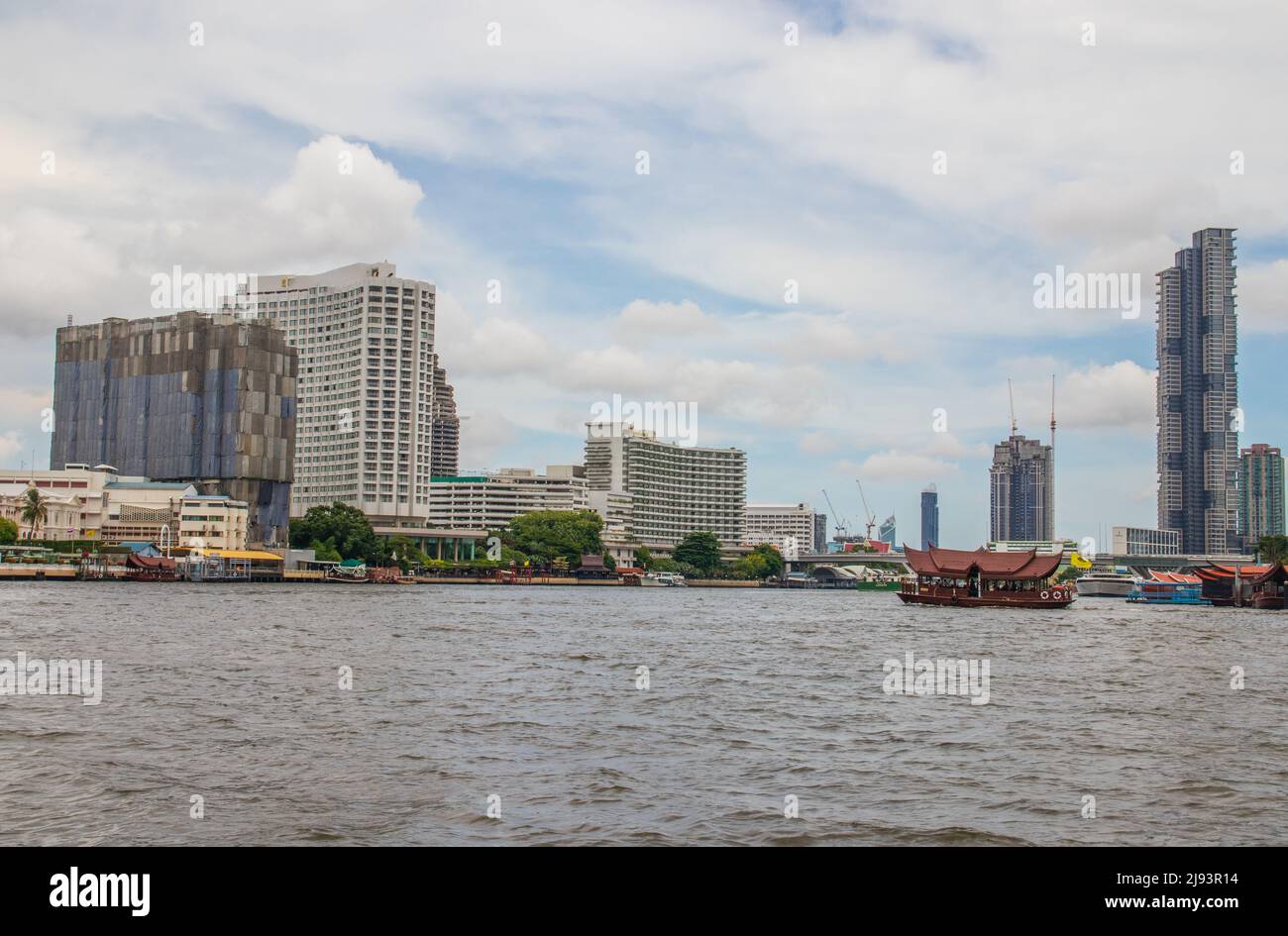 Il fiume Chaophraya e il paesaggio urbano di Bangkok Thailandia Sud-est asiatico Foto Stock