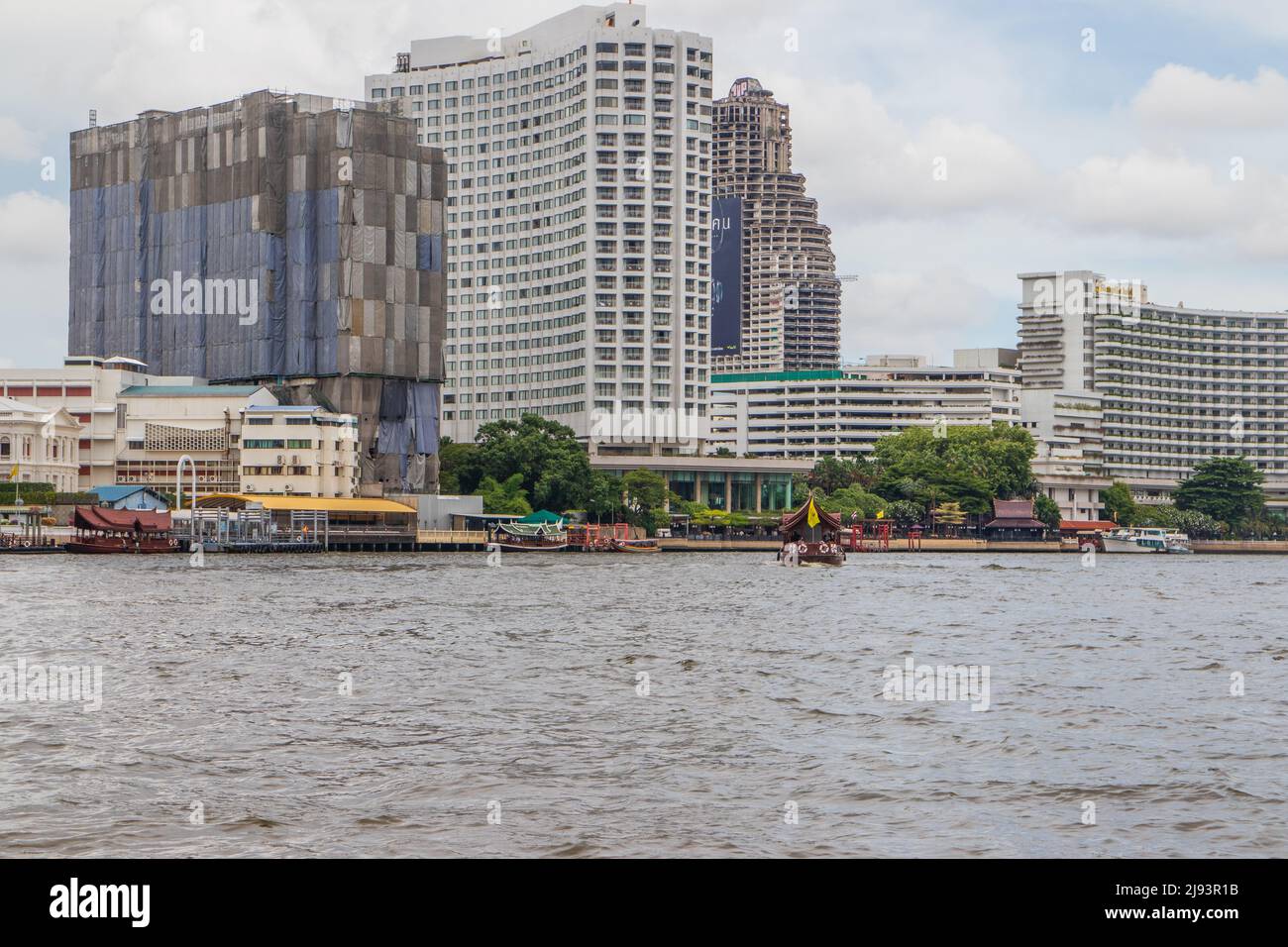 Il fiume Chaophraya e il paesaggio urbano di Bangkok Thailandia Sud-est asiatico Foto Stock
