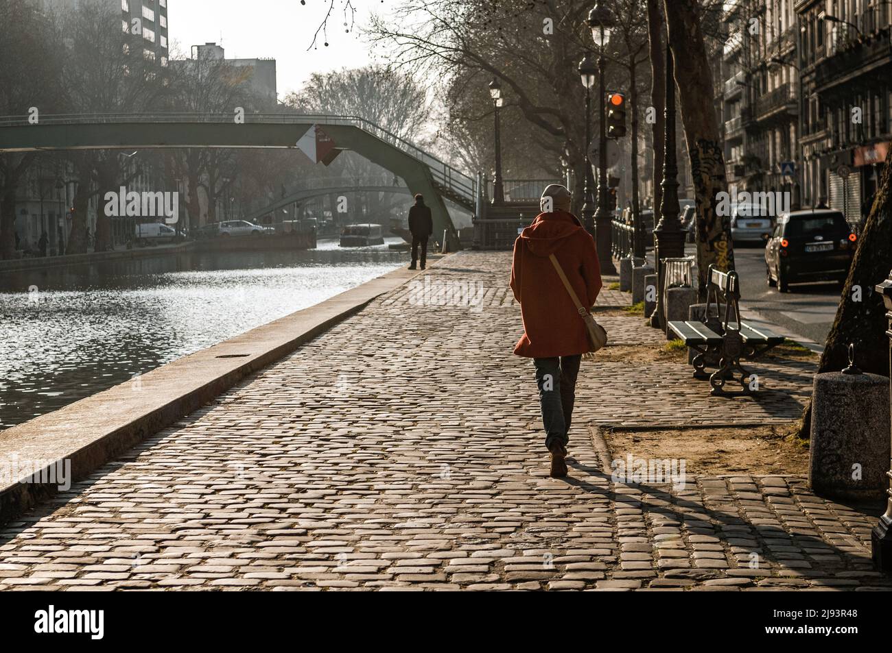 Donna dal Canal Saint-Martin in inverno, Parigi, Francia Foto Stock