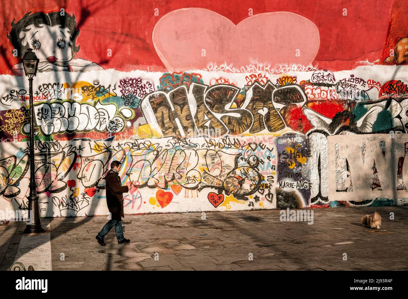 Muro e graffiti vicino al Canal Saint-Martin a Parigi, Francia Foto Stock