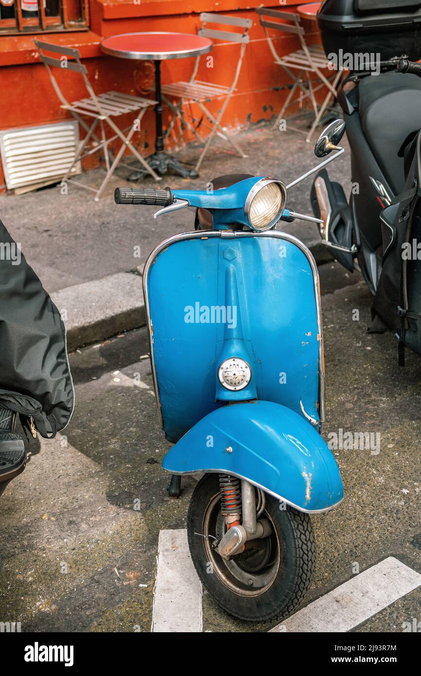 Vintage blue vespa scooter parked immagini e fotografie stock ad alta  risoluzione - Alamy