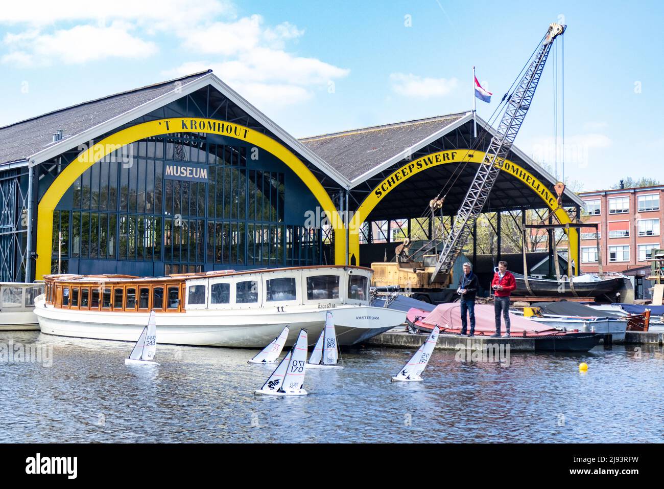 Regata di barche a vela con telecomando sui canali di Amsterdam Foto Stock