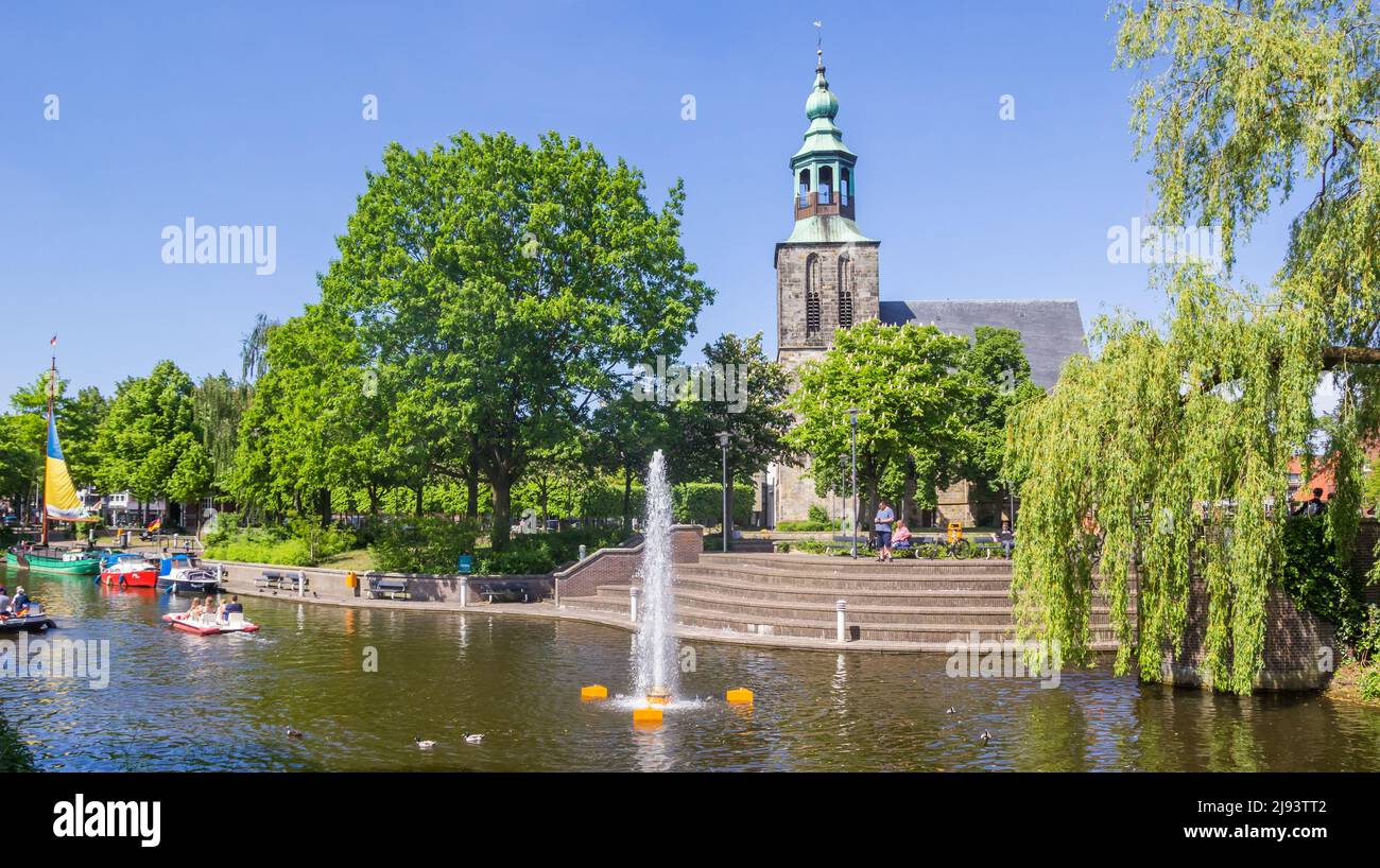 Fontana nel fiume Vechte nel centro di Nordhorn, Germania Foto Stock