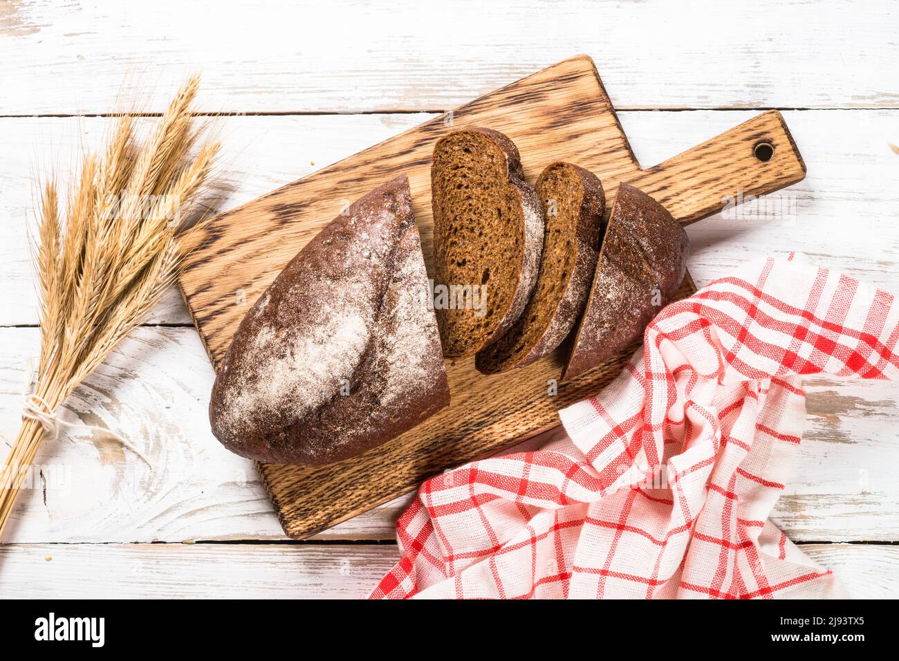 Pane di grano di segale fresco al tavolo di legno bianco. Foto Stock