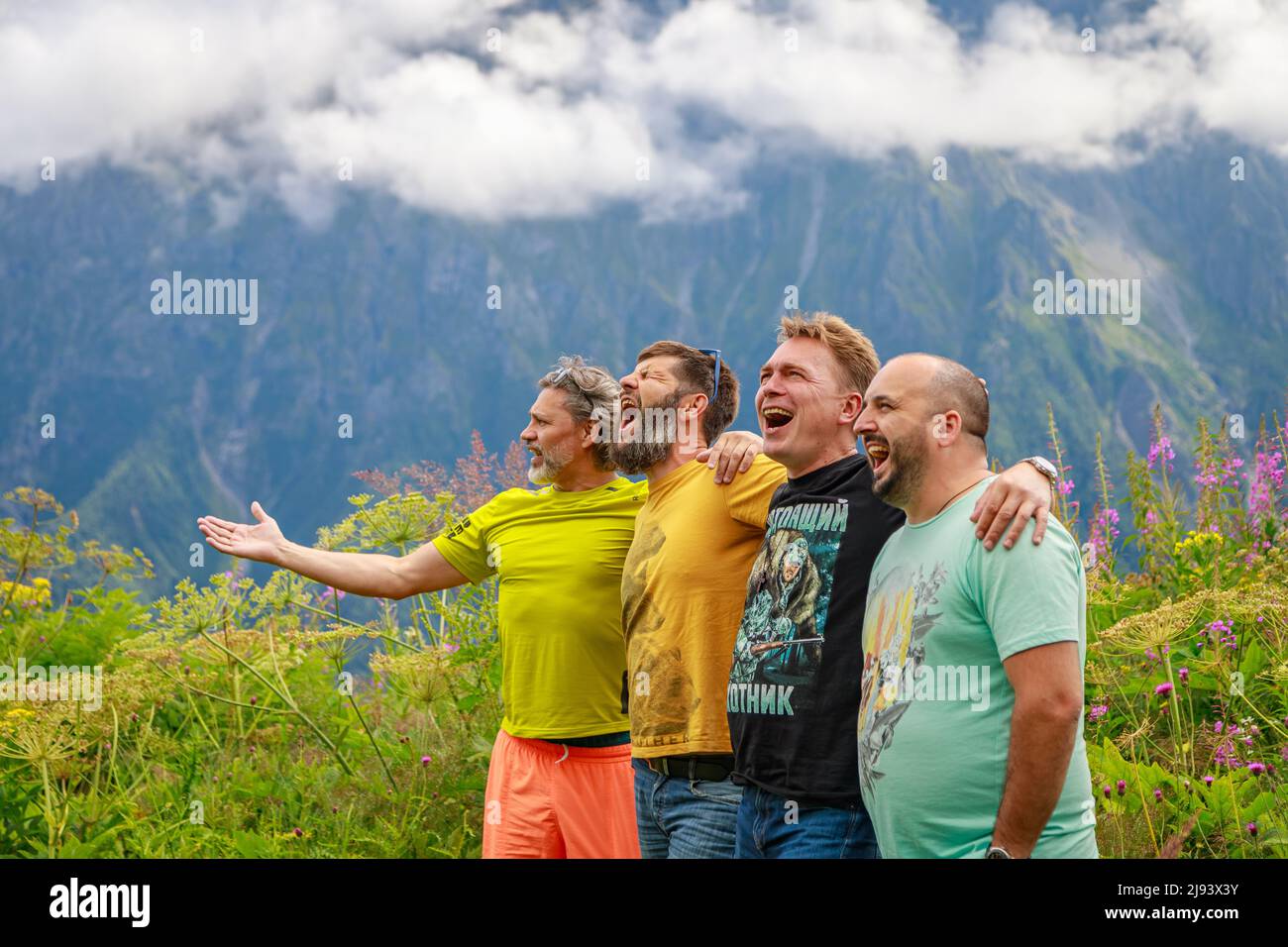 Un gruppo di amici si sta rilassando in montagna, urlando di piacere. Montagne del Caucaso. Russia Ossezia Vladikavkaz 15 agosto 2020. Foto Stock