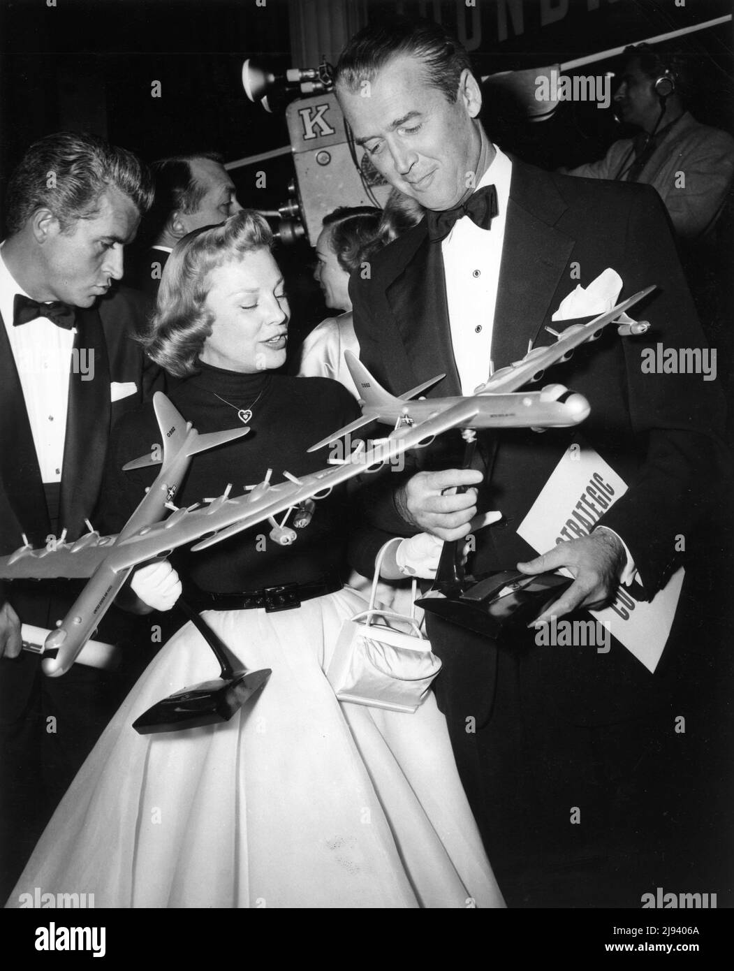 GIUGNO ALLYSON e JAMES STEWART (con FERNANDO LAMAS in background) alla Premiere nel mese di aprile 1955 del loro ultimo film STRATEGICO AIR COMMAND 1955 direttore ANTHONY MANN Paramount Pictures Foto Stock