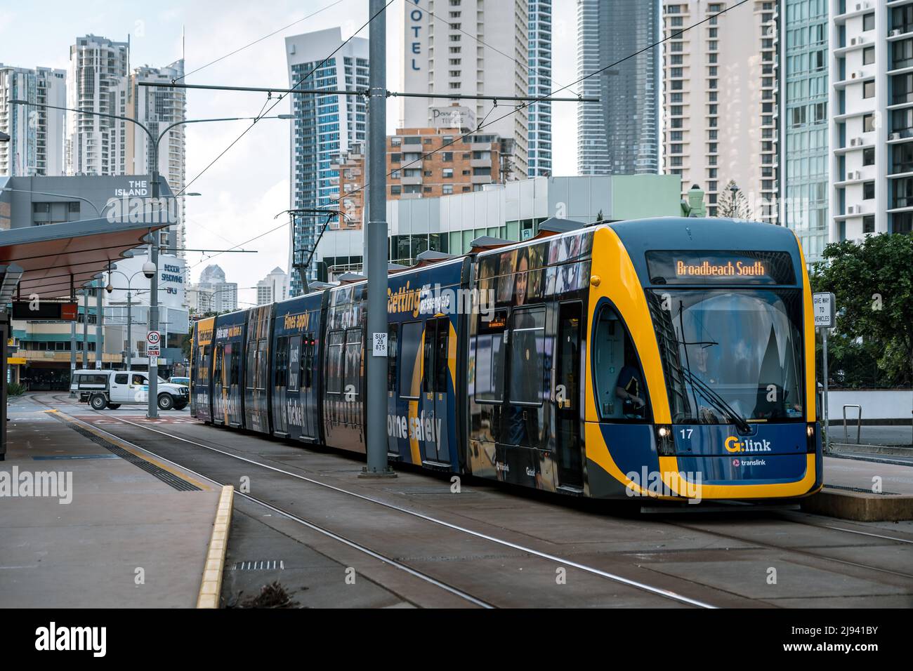 Surfers Paradise, Gold Coast, Australia - moderno tram leggero Foto Stock