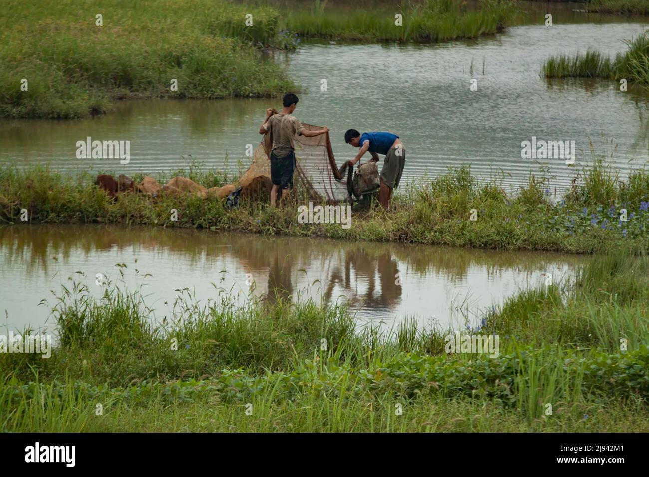 Pescatori fluviali, provincia di Sochon, Corea del Nord Foto Stock