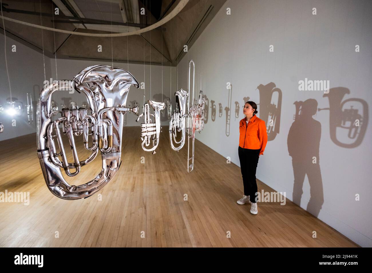 Londra, Regno Unito. 20th maggio 2022. Perpetual Canon, stroped ottone strumenti band - Cornelia Parker al Tate Britain - il primo grande sondaggio delle sue opere a Londra. La mostra riunisce oltre 90 opere d'arte, tra cui installazioni immersive, sculture, film, fotografia e disegno, celebrando l'ampiezza della sua carriera altamente sperimentale e di ampio respiro. Credit: Guy Bell/Alamy Live News Foto Stock