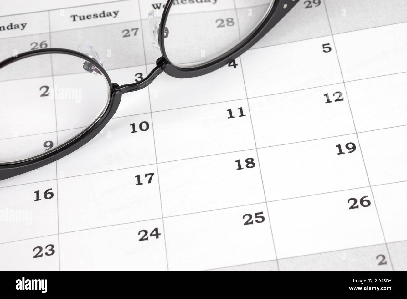 Calendario con occhiali come programma di lavoro, ufficio pianificazione, organizzazione data e promemoria riunione giornaliera concetto Foto Stock