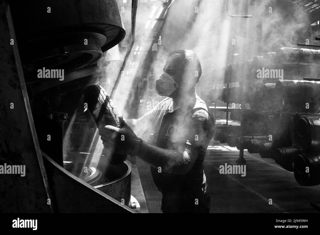 Addetto alla produzione di pneumatici Foto Stock