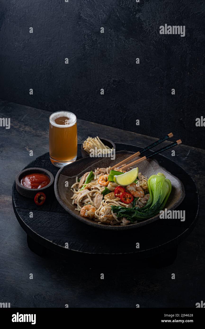 Hokkien Mee o Stir Fry Yellow Noodles e Rice Noodles con gamberi Squids uova e maiale Foto Stock