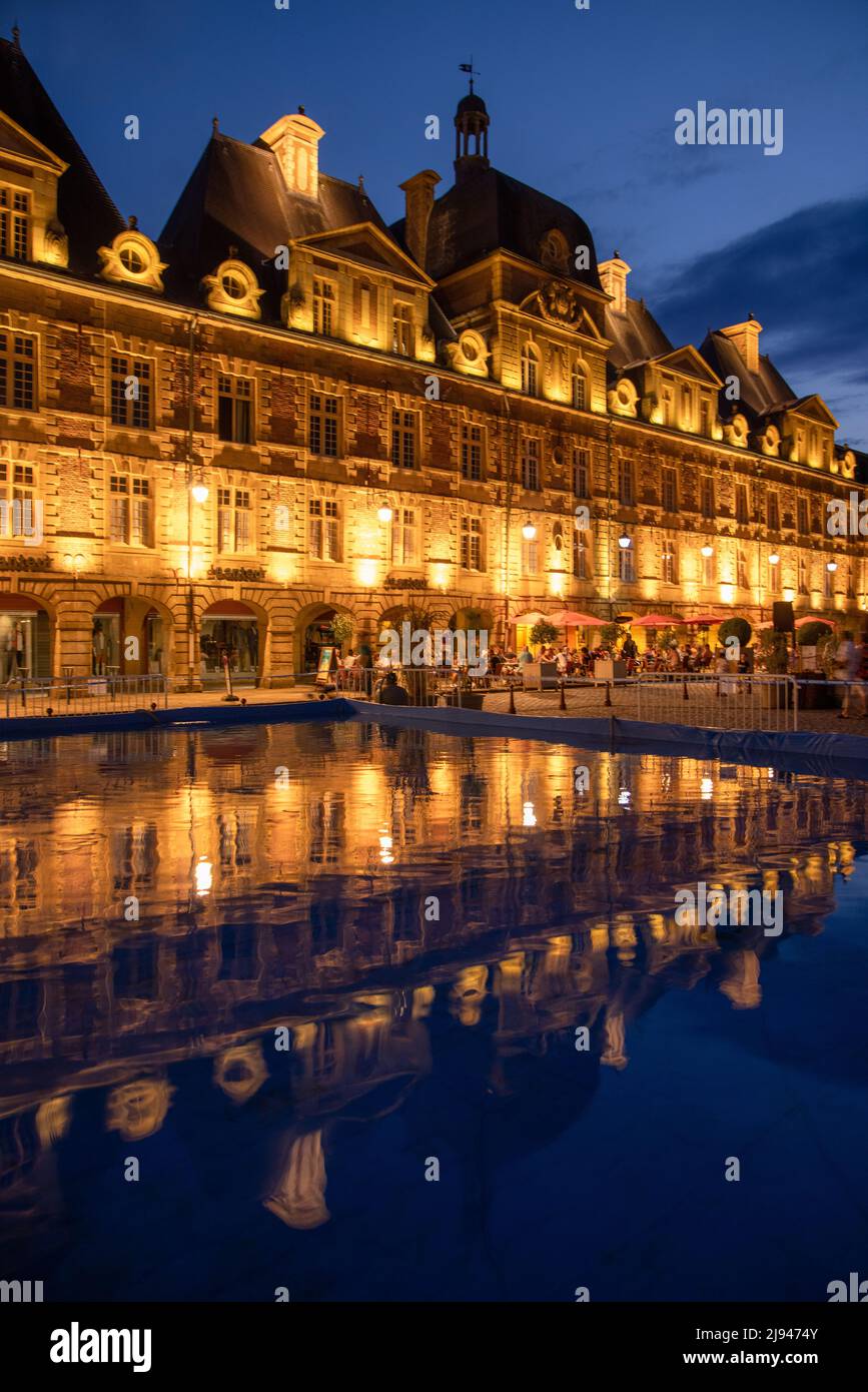 Place Ducale di notte, Charleville-Mézières, Ardenne, Francia Foto Stock