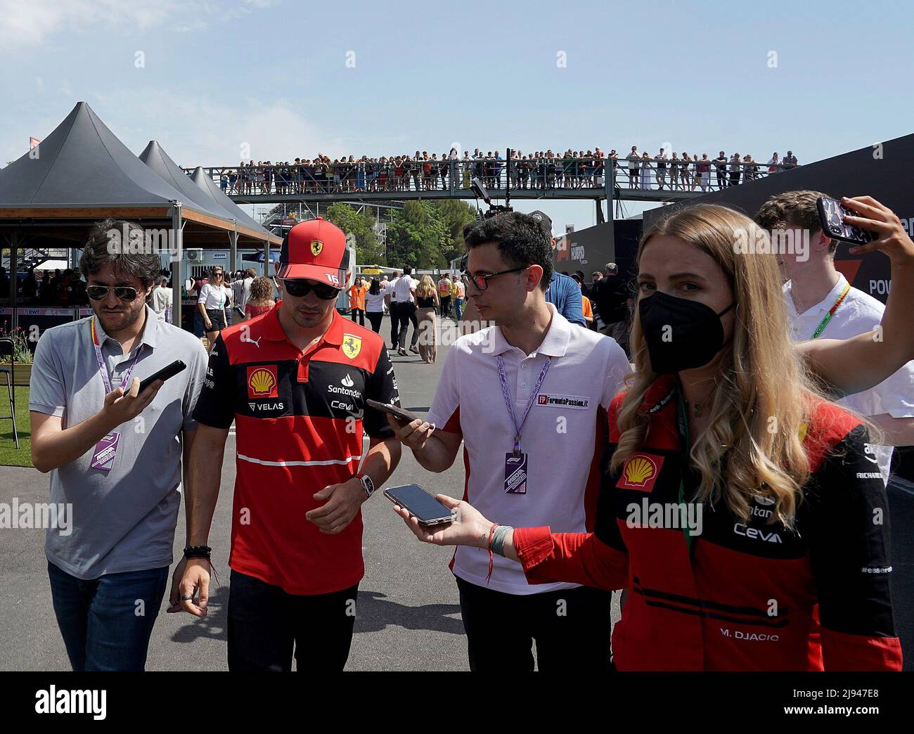 20 maggio 2022, Circuit de Catalunya, Barcellona, F1 Gran Premio Pirelli di Spagna 2022, nella foto Charles Leclerc (MCO), Scuderia Ferrari, in background una classe scolastica sul ponte sul paddock. Foto Stock