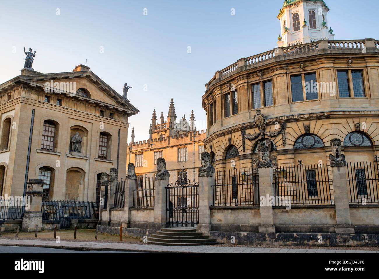 Il teatro Sheldonian, l'edificio Clarendon e la biblioteca Bodleiana all'alba. Oxford, Oxfordshire, Inghilterra Foto Stock