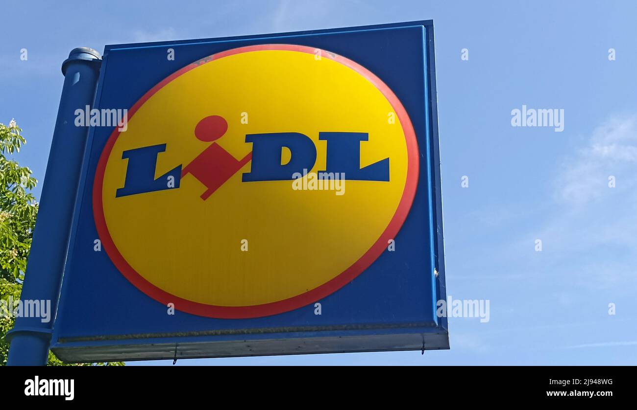 Vilshofen sul Danubio, Germania. 19th maggio 2022. Cartello supermercato Lidl su sfondo cielo blu. (Foto di Igor Golovniov/SOPA Images/Sipa USA) Credit: Sipa USA/Alamy Live News Foto Stock