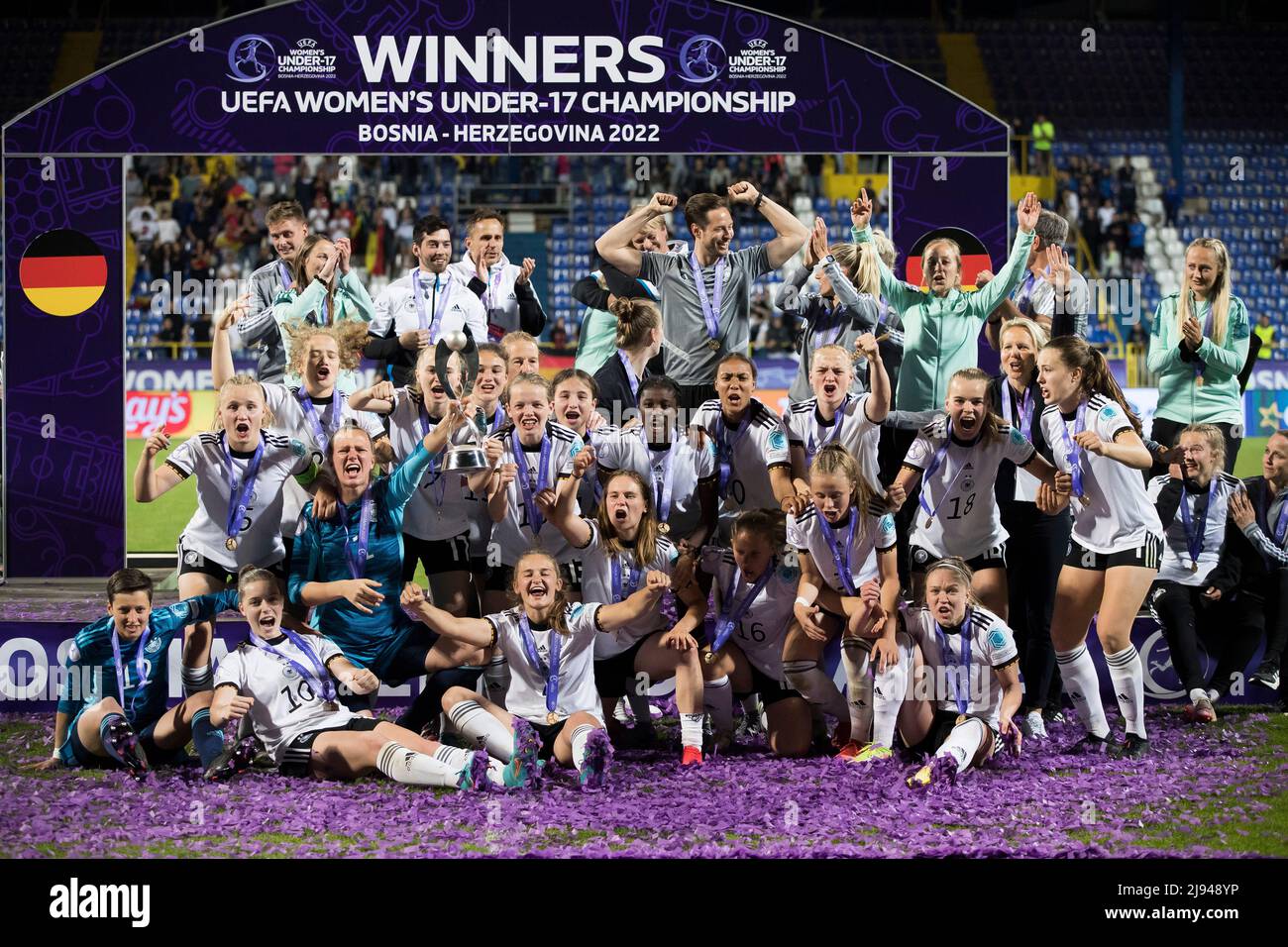 Zenica, Bosnia-Erzegovina, 15th maggio 2022. Le squadre della Germania festeggiano la vittoria del Campionato europeo 2022 con il trofeo durante la partita finale UEFA Women's Under-17 Championship 2022 tra Spagna U17 e germania U17 allo stadio Grbavica di Sarajevo, Bosnia-Erzegovina. Maggio 15, 2022. Credit: Nikola Krstic/Alamy Foto Stock