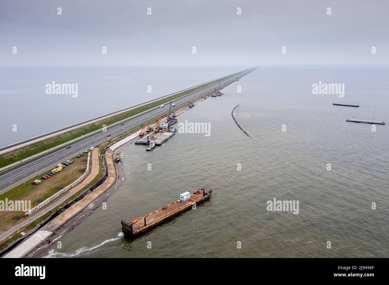 2017-09-14 17:30:09 BREZZANDDIJK - Foto drone di lavoro sul Afsluitdijk. La ristrutturazione su larga scala della diga tra l'Olanda settentrionale e la Frisia richiederà diversi anni. ANP ROBIN VAN LONKHUIJSEN olanda OUT - belgio OUT Foto Stock