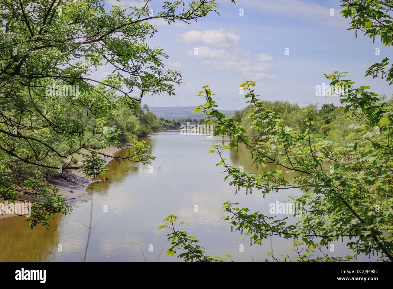 Vista lungo il fiume Dee verso il Galles del Nord Foto Stock