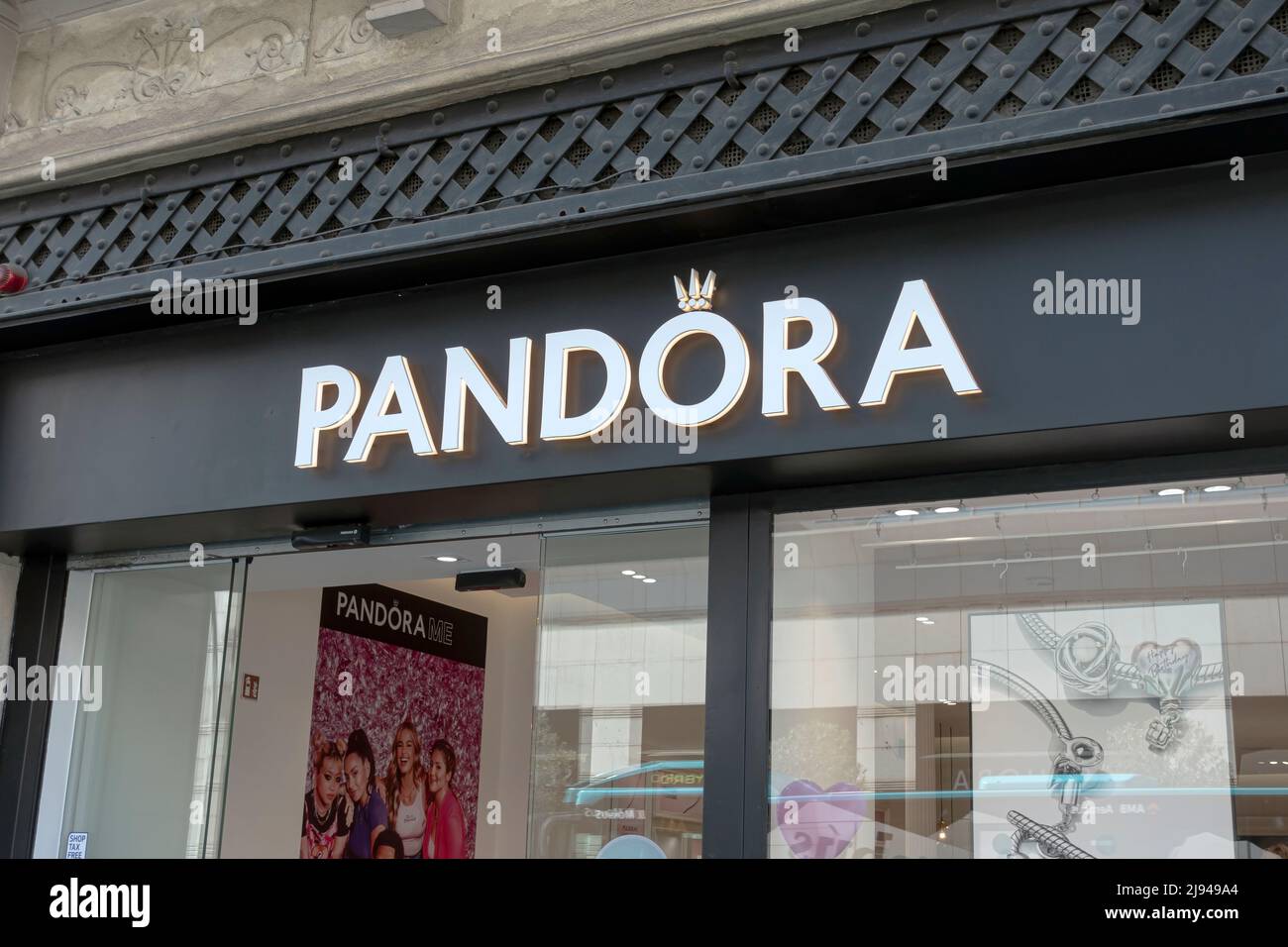 Pandora shop immagini e fotografie stock ad alta risoluzione - Alamy