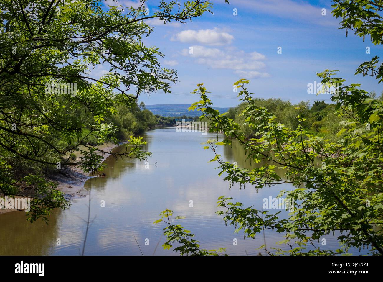 Vista lungo il fiume Dee verso il Galles del Nord Foto Stock
