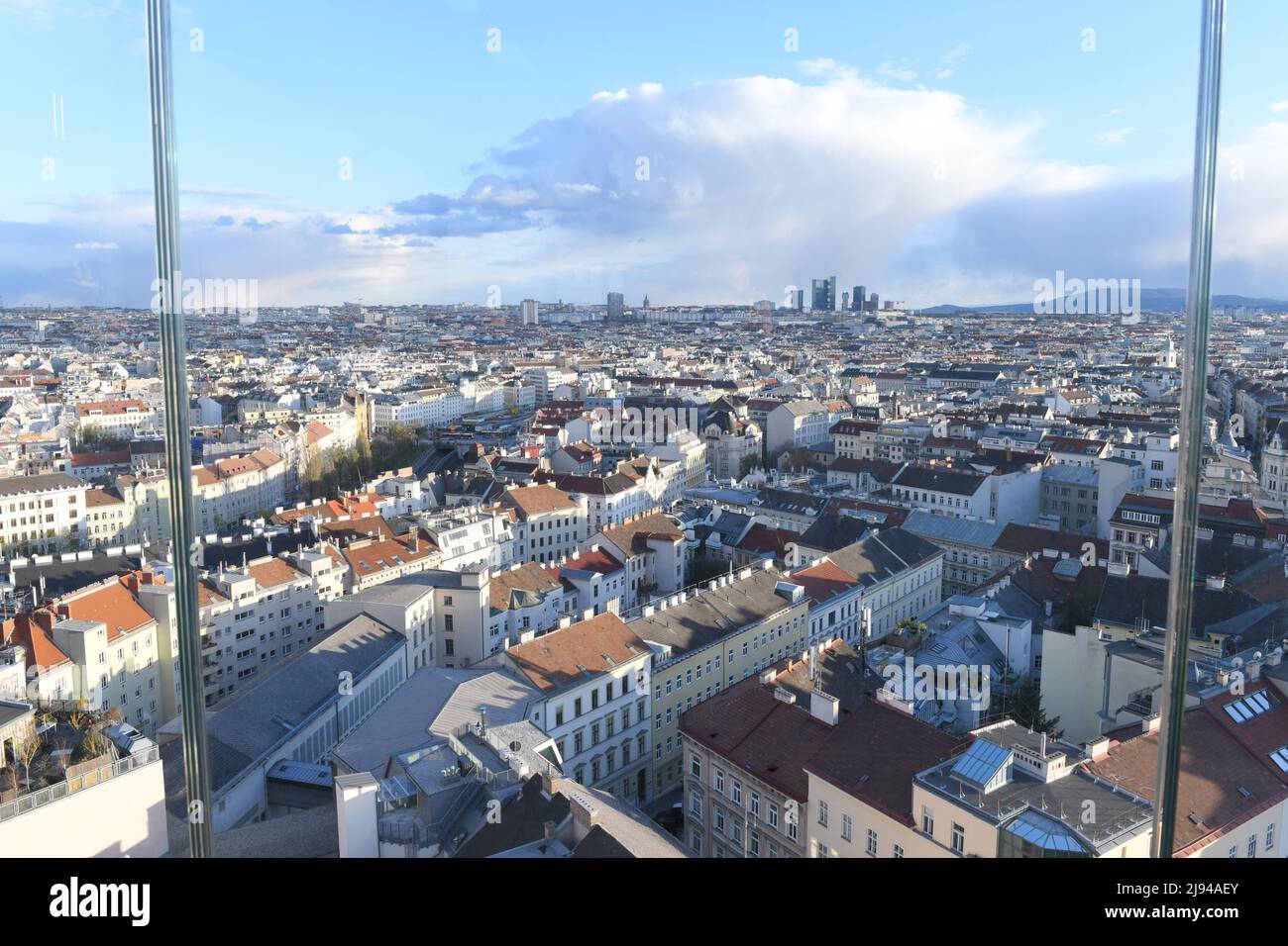 über den Dächern von Wien, Blick auf die Stadt vom 'Haus des Meeres' - sopra i tetti di Vienna, vista della città dalla 'Casa del mare' Foto Stock