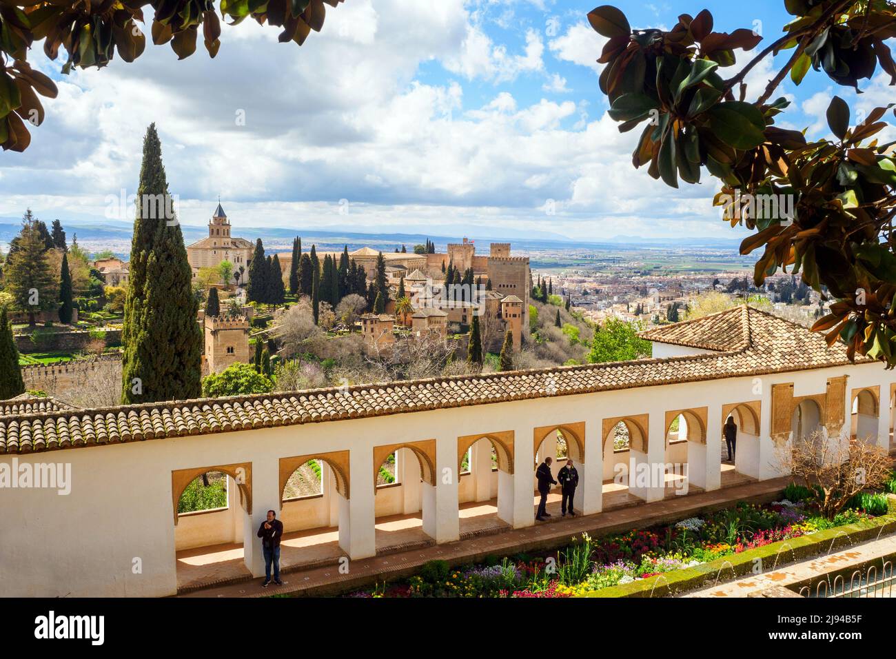 Vista sul complesso dell'Alhambra dai giardini del Generalife - Granada, Spagna Foto Stock